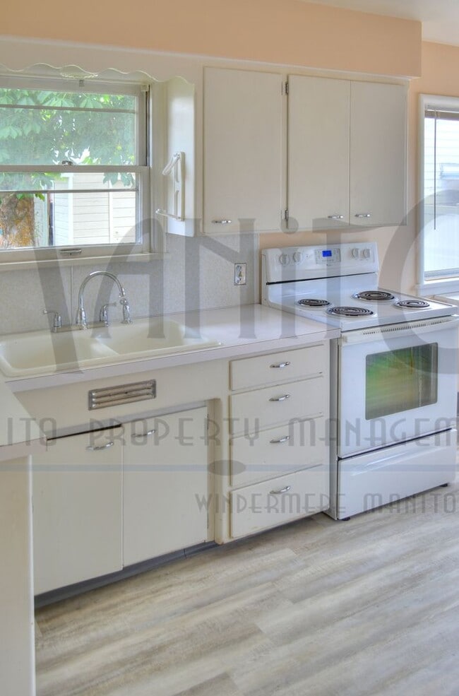 Building Photo - Charming, Clean Bungalow