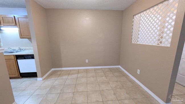 Building Photo - 8160 Stonebrook Dr