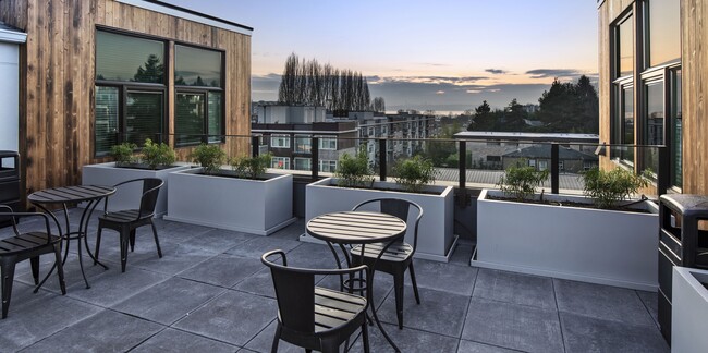 Foto del edificio - Top Floor/Vaulted Ceilings/ADA/Wood Floors...