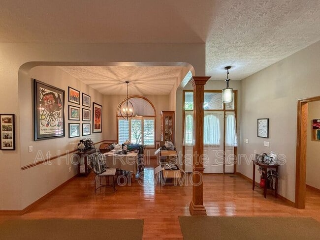 Building Photo - 3316 S Hillsboro Ave