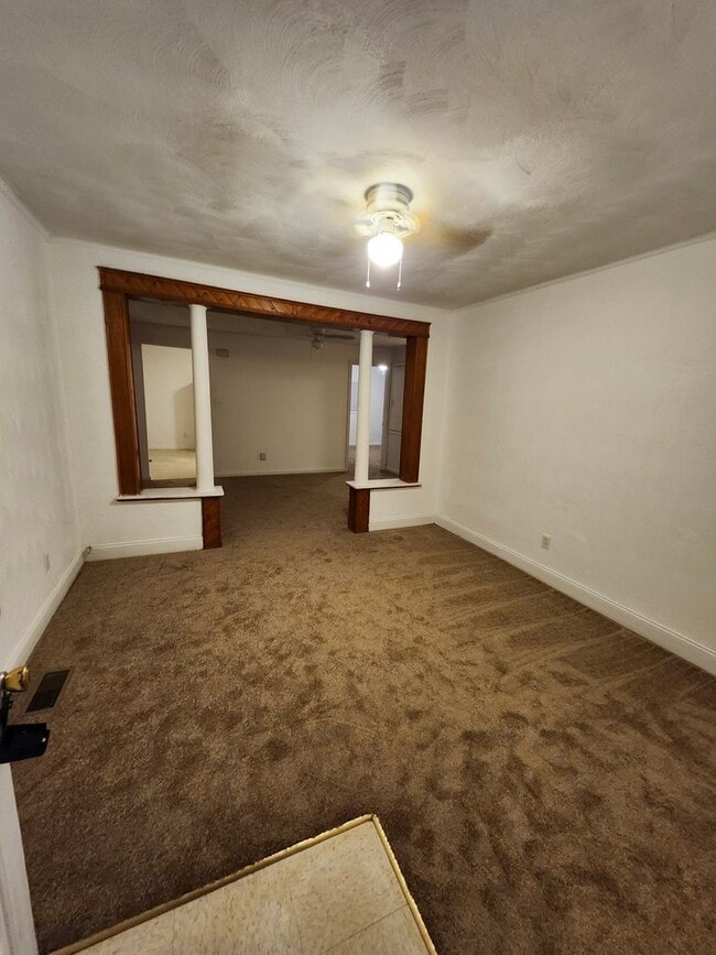 Building Photo - 2 Bedroom 1 Bathroom Single Family home