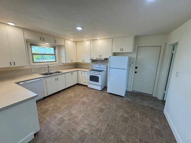Building Photo - Beautifully Renovated 3 Bedroom ~ 2 Bathro...