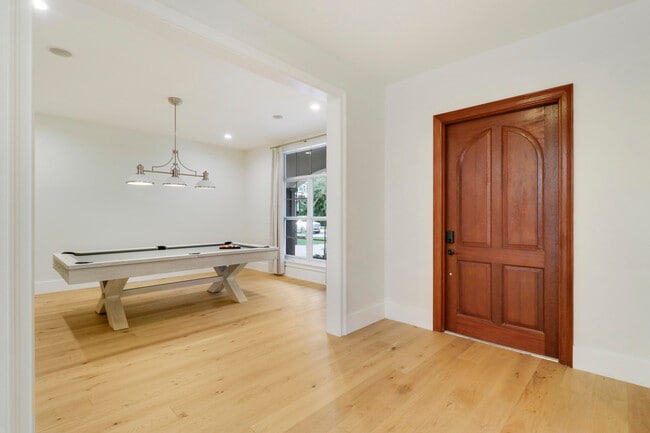 Foto del edificio - 142 Segovia Way