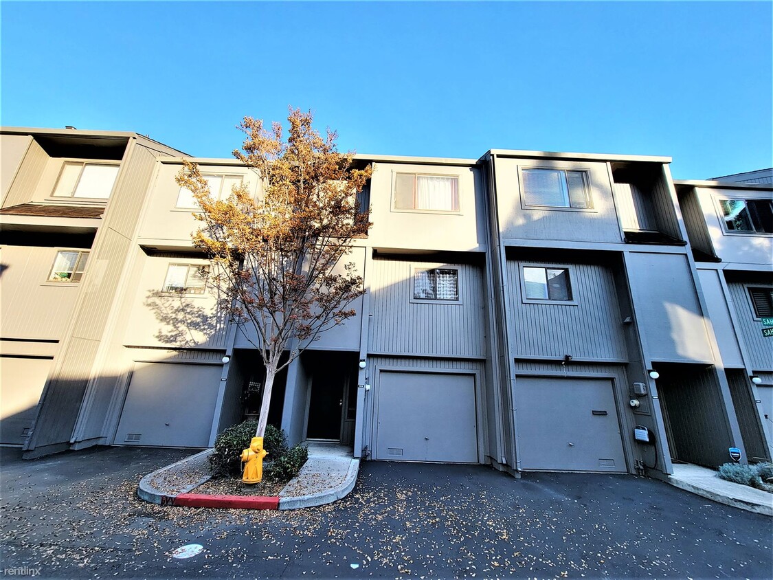 Primary Photo - 2 br, 1.5 bath Townhome - 18020 Sahara Road