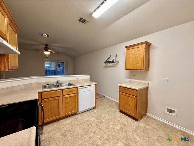 Foto del edificio - 3235 Blue Jay Dr