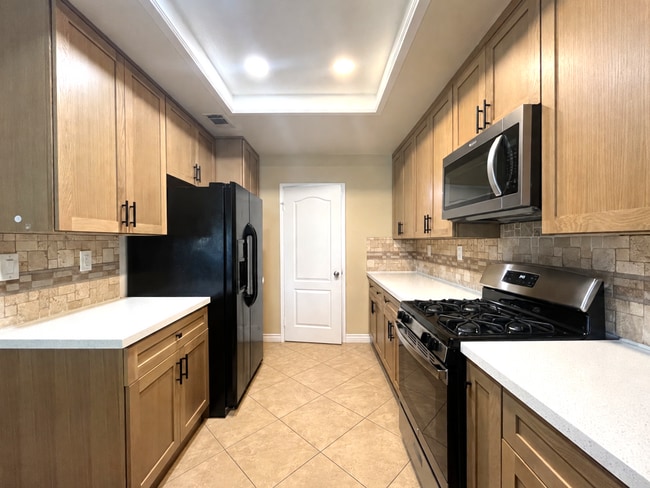 Foto del edificio - 3 bed, 3 bath located in Ontario, CA!