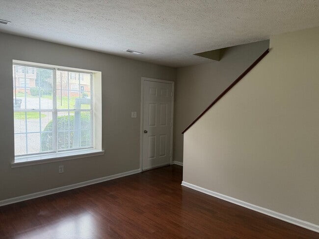 Building Photo - 2 Bedroom Duplex Townhouse off Wards Ferry Road