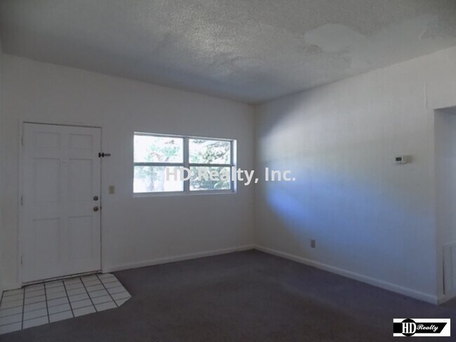 Building Photo - 115 Country Club Dr