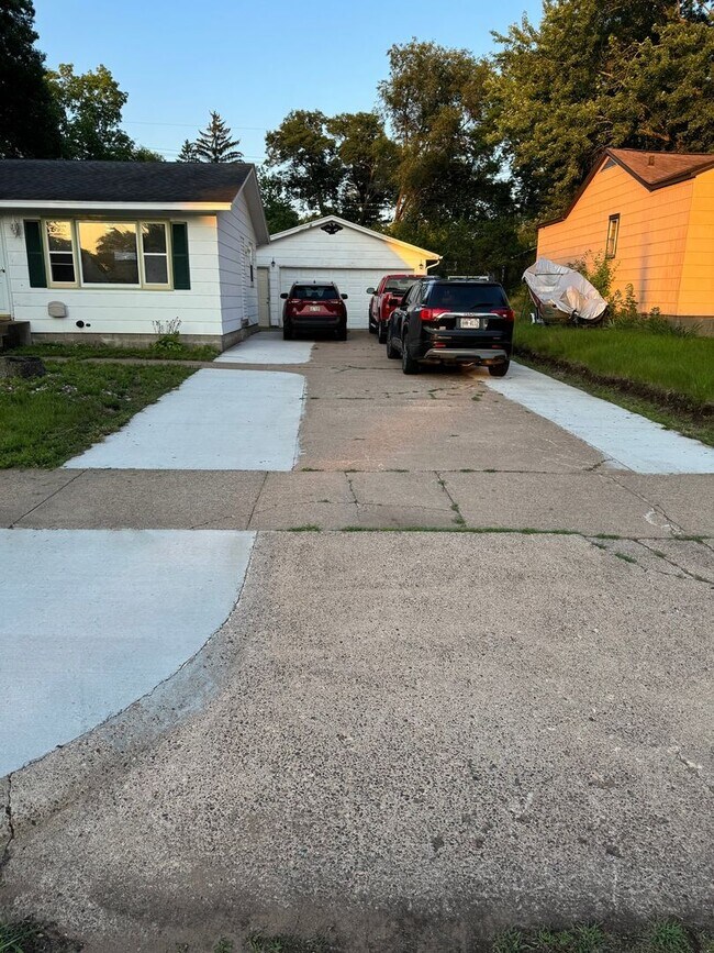 Building Photo - 3 Bedroom Single Family Home in Eau Claire