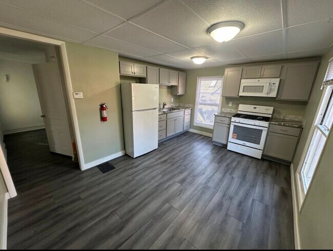 Building Photo - 213 Rose Pl