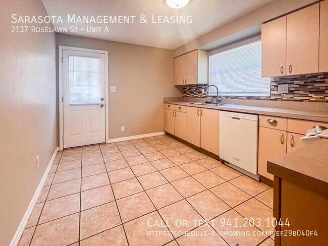 Foto del edificio - 2137 Roselawn St