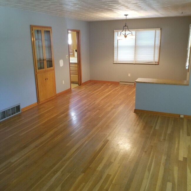 Building Photo - 2 Bedroom house Iowa City with hardwood fl...