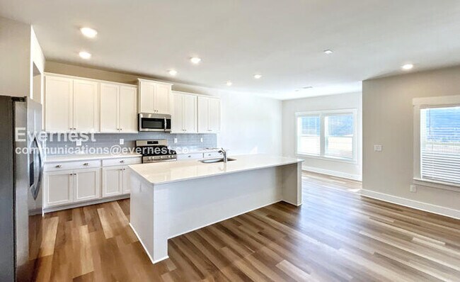 Foto del edificio - 4 Bed/3 Bath Home with Fenced Yard & Garage / Available Now!