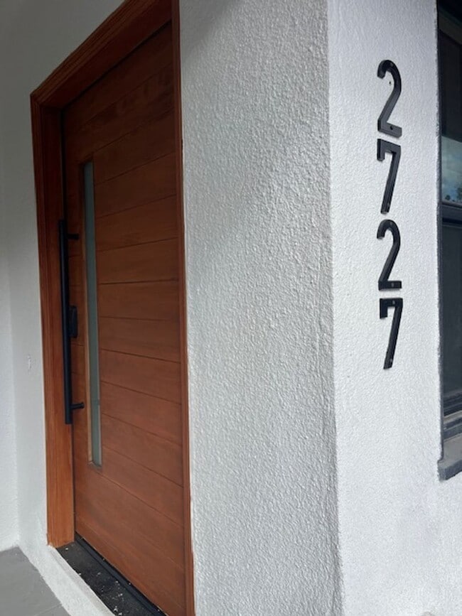 Building Photo - 4 Bed 3 Bath - Spacious Backyard and Garag...