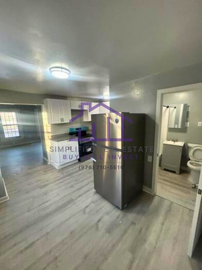 Building Photo - 418 River St