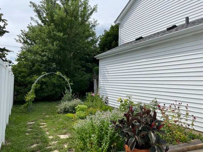 Building Photo - 402 Magnolia Dr