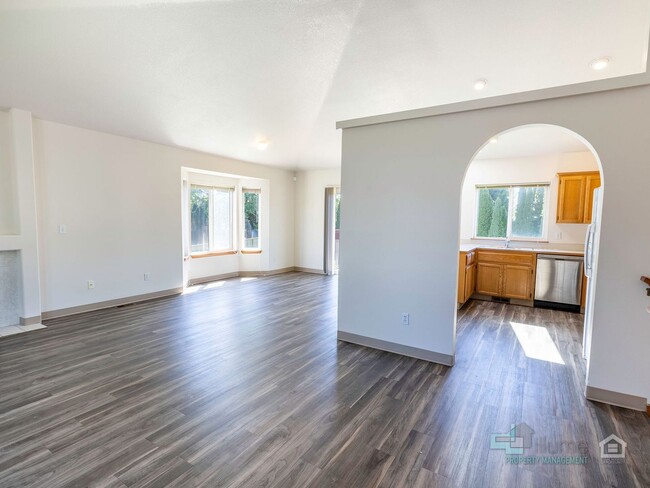 Building Photo - Stunning 3 bedroom 3 bathroom Home
