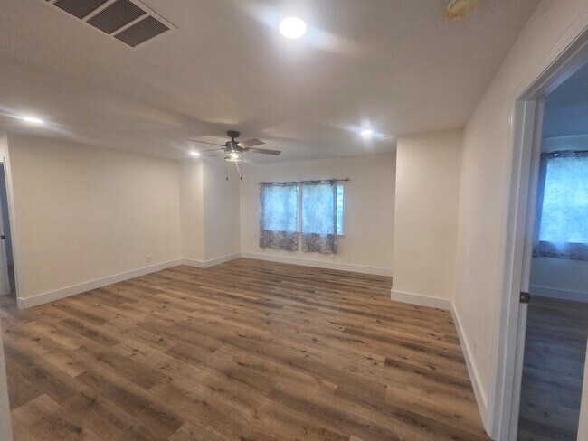Building Photo - 2842 W Elm St