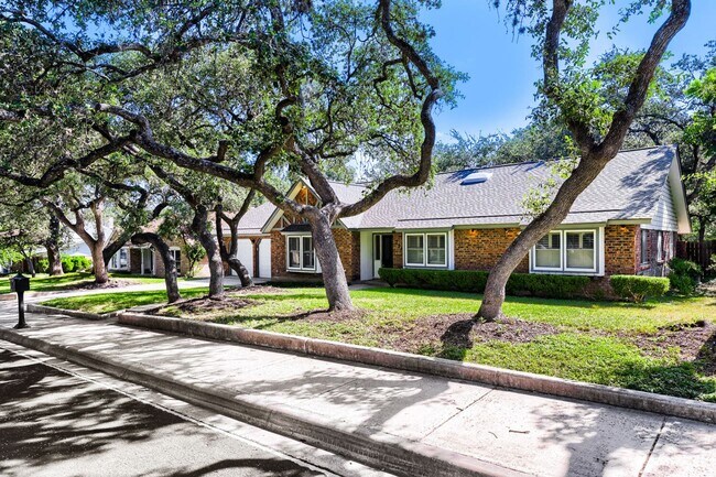Foto del edificio - Move in ready ranch style home with custom finishes!