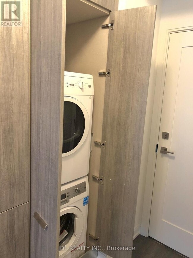 Photo du bâtiment - 50 Charles St E