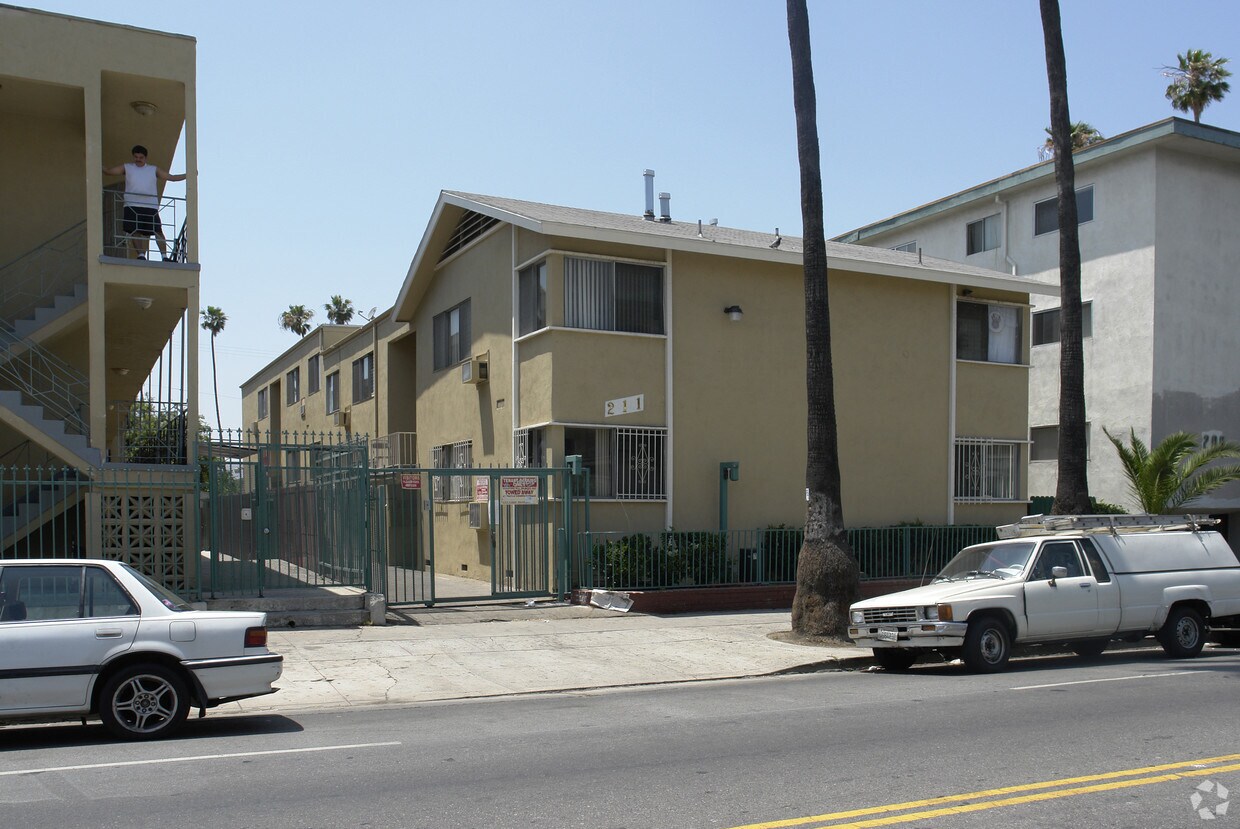 Foto principal - 211 S Normandie Ave