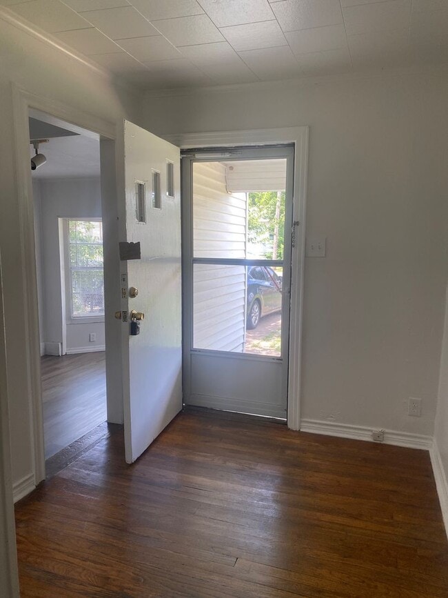Building Photo - 3 Bedroom 1 Bath House Near Westmoreland R...