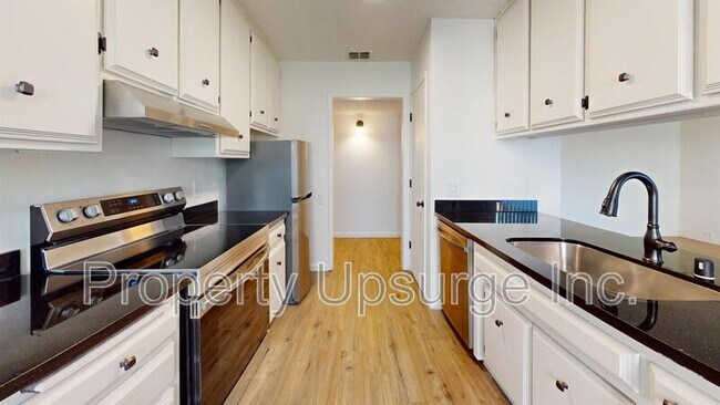 Foto del edificio - 905 Lakeside Dr