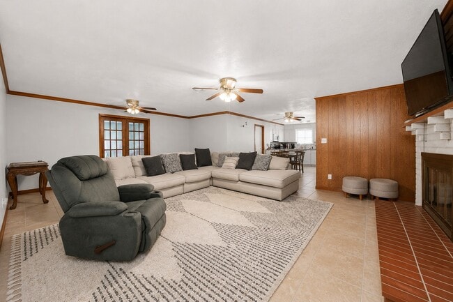 Building Photo - 5813 Russell Ln