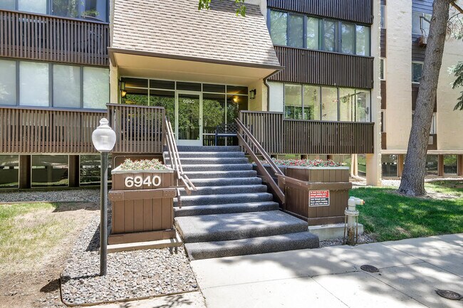 Foto del edificio - 6940 E Girard Ave