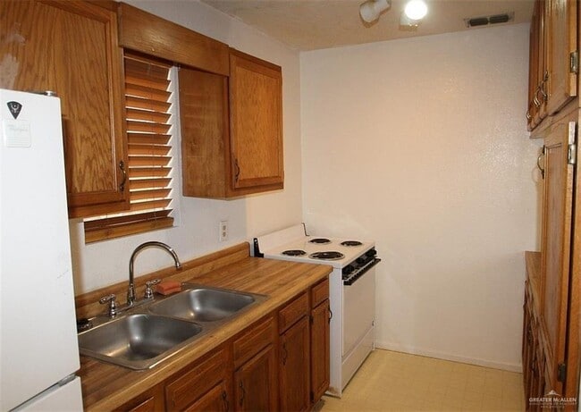 Building Photo - 11 E 6th St