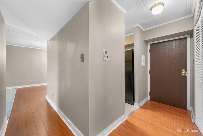 Building Photo - 300 S Roselle Rd