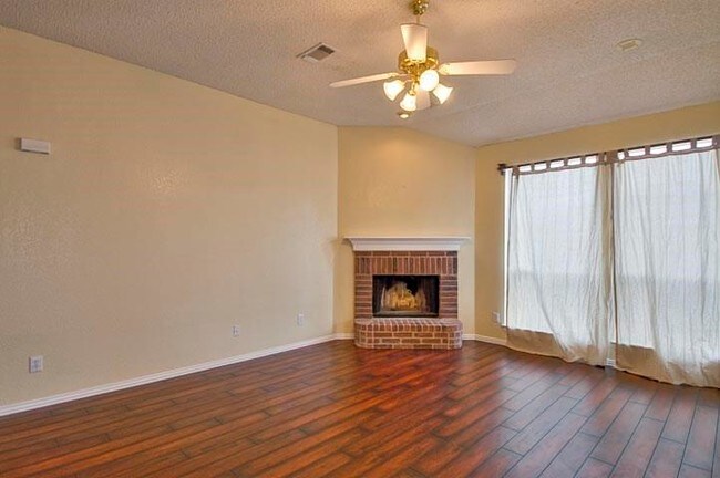 Building Photo - 2025 Waterview Dr