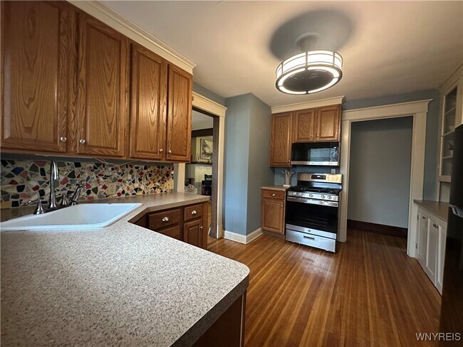 Foto del edificio - 365 W Utica St