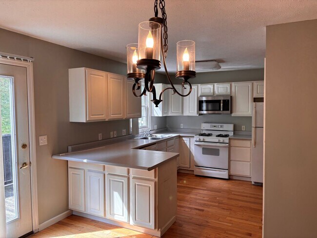 Building Photo - 3 Bedroom Townhome located by Suncrest Town Center. Available 6/4/2026