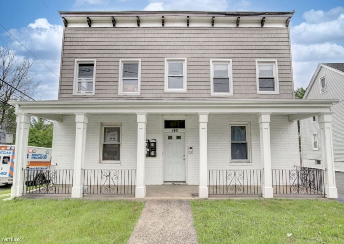Primary Photo - 2 br, 1 bath 4plex - 143 Valley Rd Apt 2R