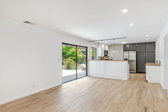 Foto del edificio - Beautiful 4-Bedroom 2-Bathroom Home