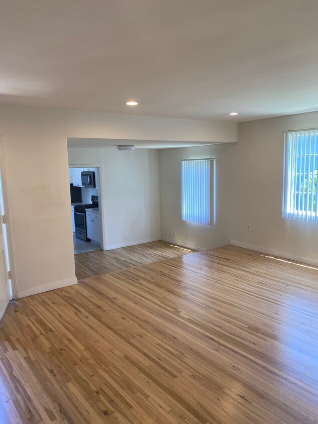 Foto principal - 1845 S Beverly Glen Blvd
