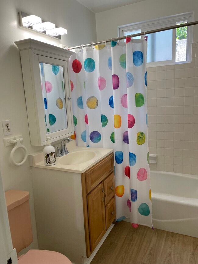 Foto del edificio - 454 S Oak Knoll Ave