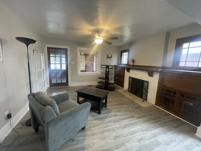 Foto del edificio - 1352 E Riverside Ave