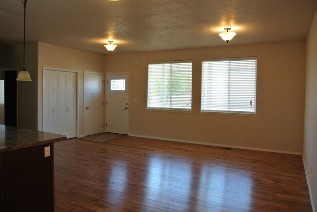 Foto del edificio - Spread Out and Live Large in this Luxuriou...