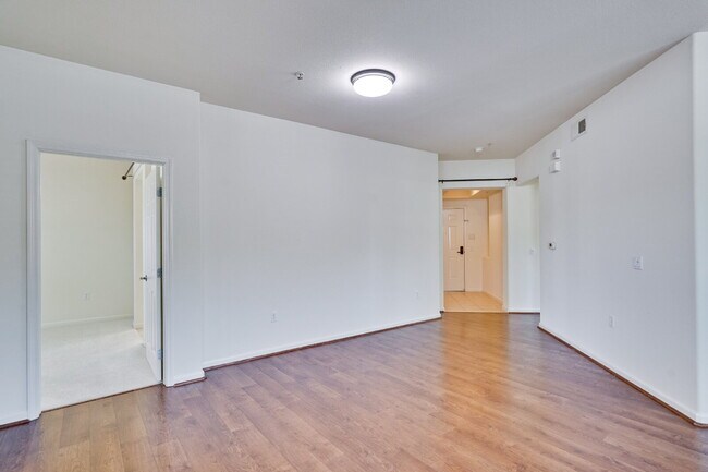 Foto del edificio - Spacious 3 Bed, 2 Bath with 2 Private Garages, Extra Storage & Resort Style Amenities