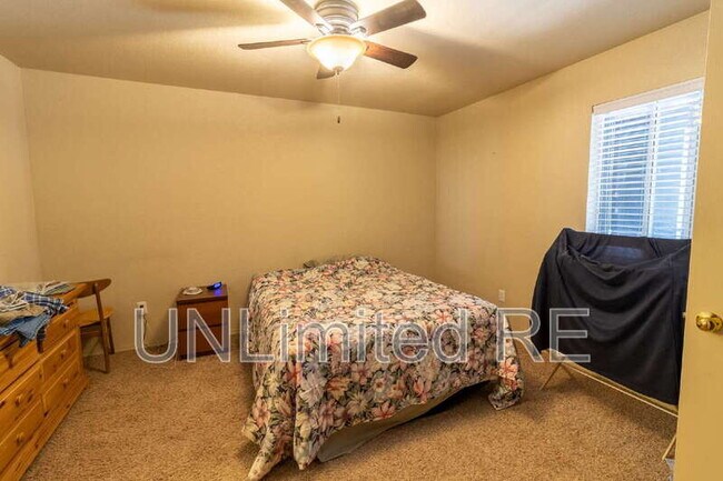 Foto del edificio - 1385 W University Ave