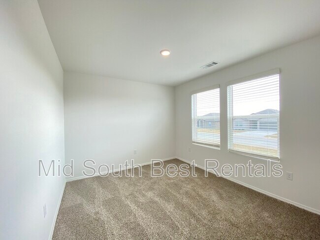 Building Photo - 84 Kelton Ln