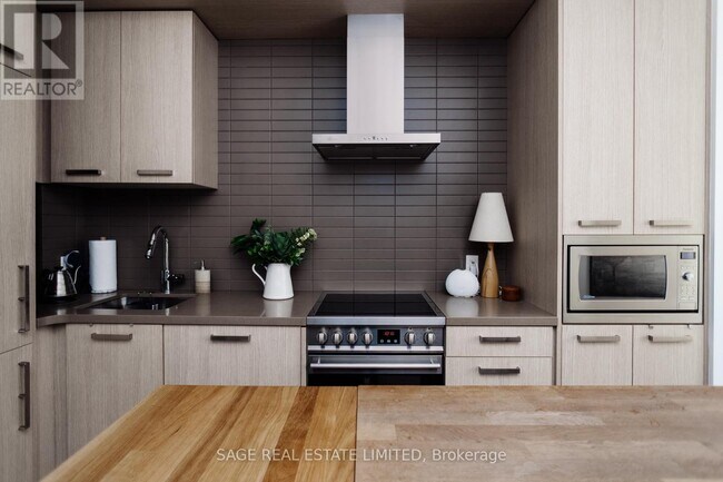 Building Photo - 455 Front St E