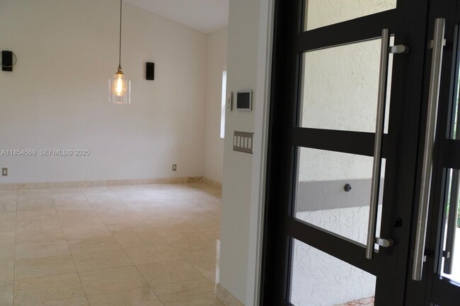 Building Photo - 6739 Skyline Dr