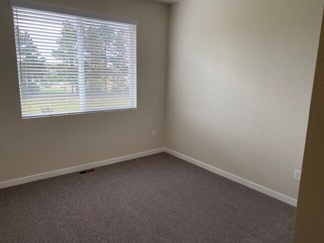 Master bedroom - 750 Wagon Trail Rd #2