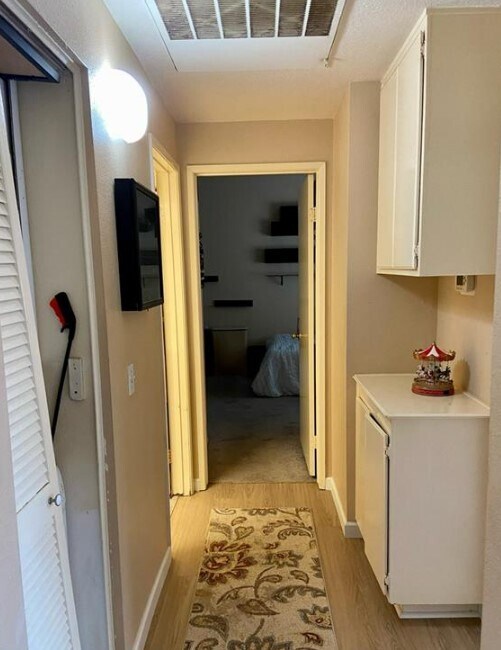 Hallway and laundry - 50 Picazo