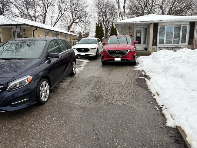 2+ places de stationnement (côté gauche) - 31 Greenwood Cres