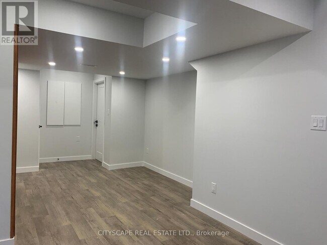 Building Photo - 528 Valhalla Cres