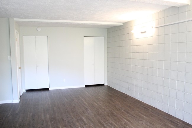 Building Photo - 201 Taliwa Gardens Dr